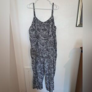 Black & White Jumper w/Pockets